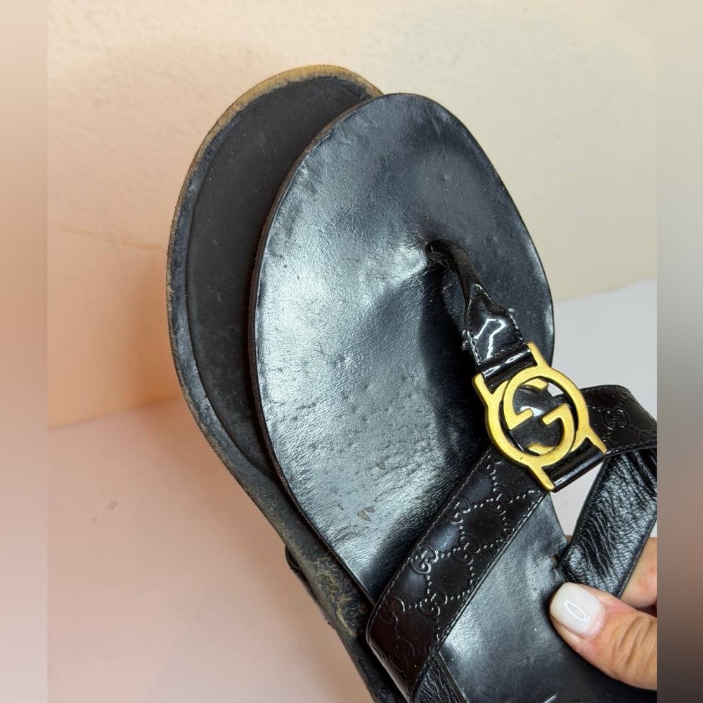 Gucci Women's Flat Thong Sandals Black Patent Leather Gold GG Logo Size 35 - Picture 8 of 10
